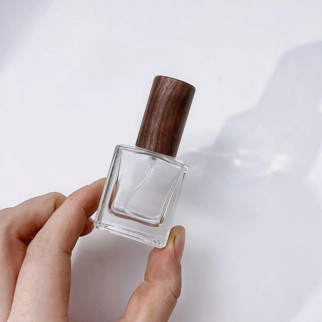 زجاجة بخاخ عطر من الزجاج السمي - مراجعة Scent Eliminator Spray وسعره